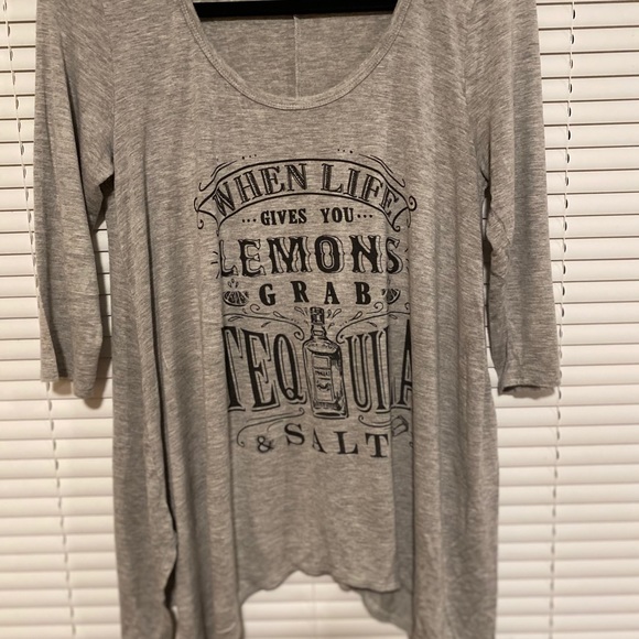 2 tops size small 🍷 - Picture 2 of 4